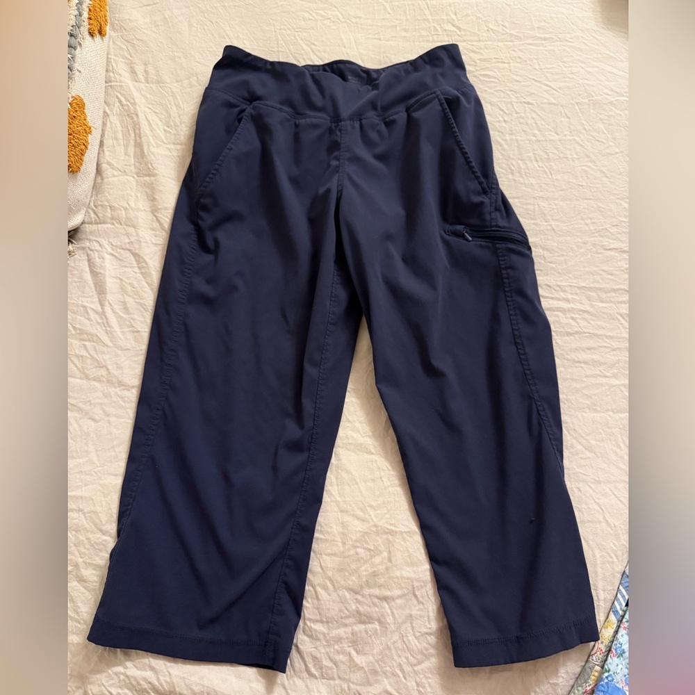 Mountain Hardwear navy cropped pants